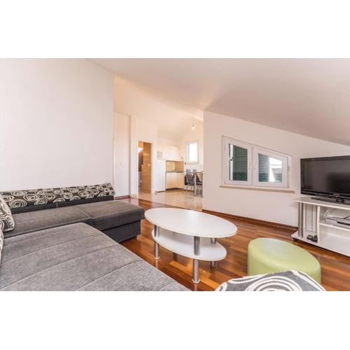 Lucian, sea view ap. for 4