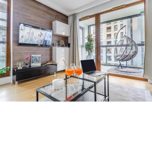 Lumina apartment with parking near Muzeum Powstania