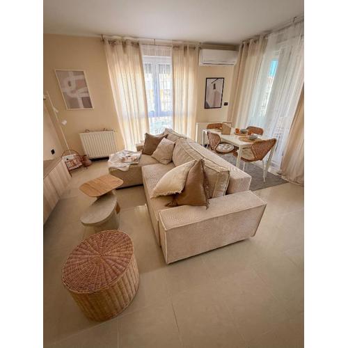 Lumos - Light Filled Retreat with garage parking in Pula