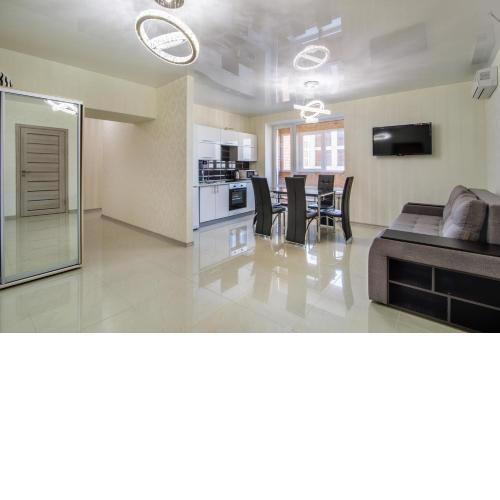 Lux 3-bedroom apartment in Most City area