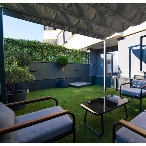 Lux Apartment Anya - private garden & garage space