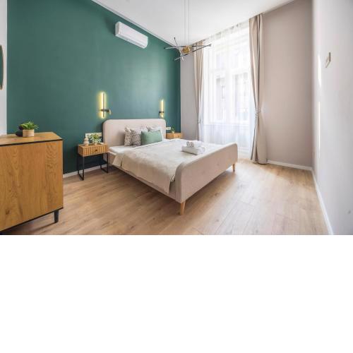 Luxe & Charm Central Grand Suite with 3BEDRM, 3BATHRM