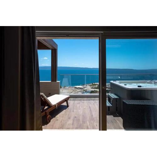 Luxe hot tube apartment, with views, near beach