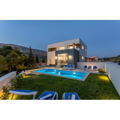 Luxe villa with pool, jacuzzi, and sauna