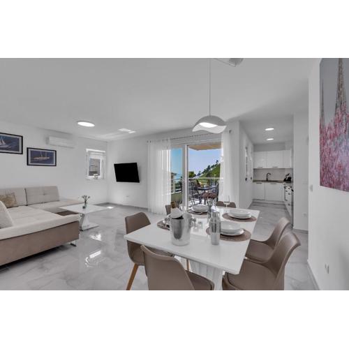 Luxurious And Bright Apartment With Sea And Mountain View