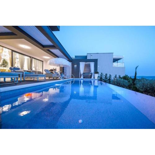 Luxurious and Stylish Villa With Pool & Jacuzzi