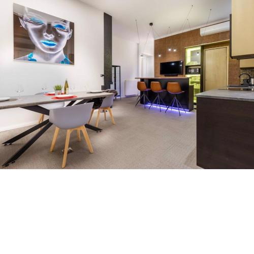 Luxurious apartment in the center (4br/2bathroom)
