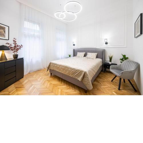 Luxurious Central 4BEDRM 3BATHRM Residence w/ Balcony