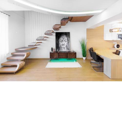 Luxurious flat 160m2 in center, 3 bedrooms, AC, garden, parking