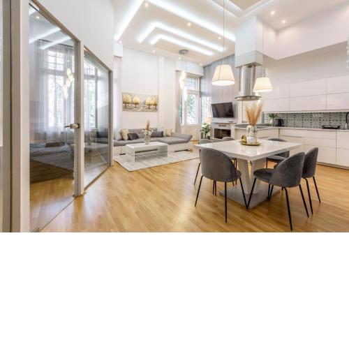 Luxurious & Spacious Downtown Residence in Liszt Ferenc Square