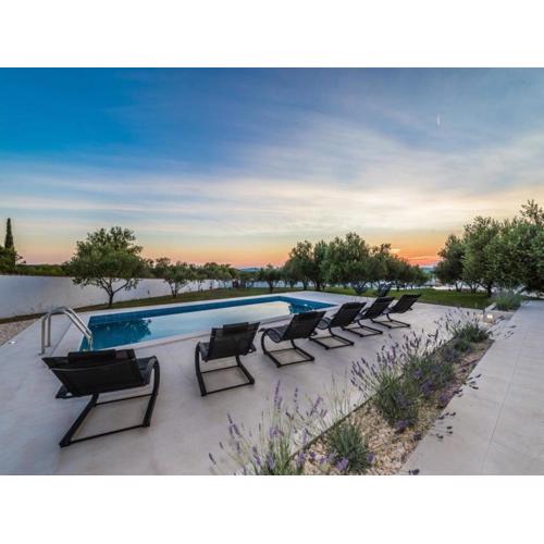 Luxurious Villa in Debeljak with Swimming Pool