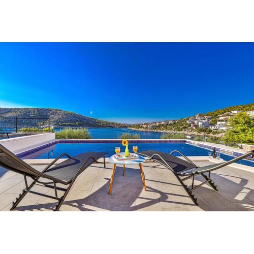Luxury 2 etage apartment with private heated pool