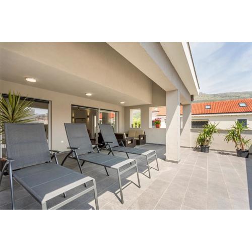 Luxury 3 Bed Apartment, large terrace, pool, close to beach and Split!
