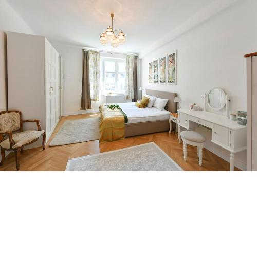 Luxury 3bedrs 2baths Apartment by Old Town Square