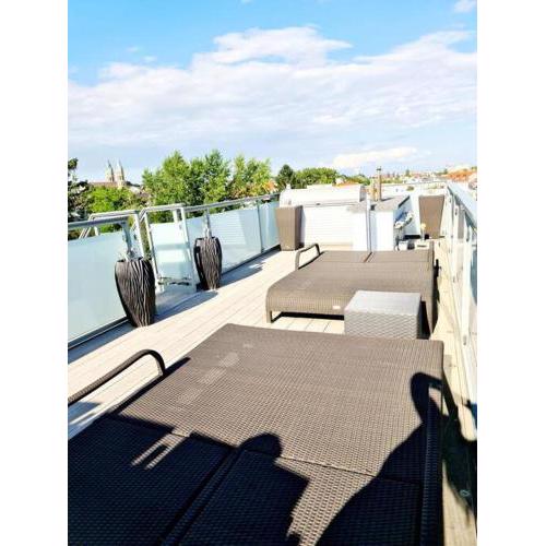 luxury 4 bedroom roof apt with 3 balconies & view
