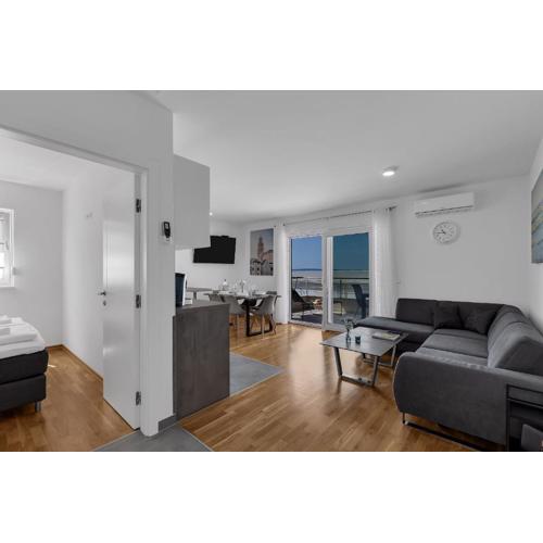 Luxury and modern apartment with sea view and garage