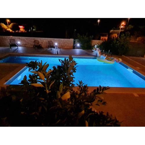 Luxury apartman Ani Sutivan Brač s bazenom i jacuzzijem