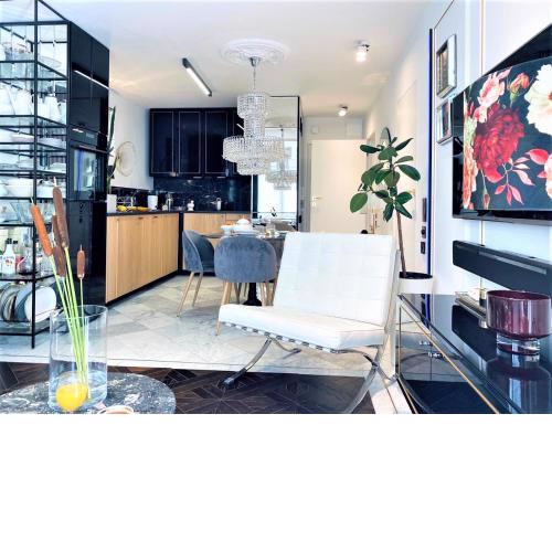 LUXURY Apartment at City CENTER at Palace +Netflix!