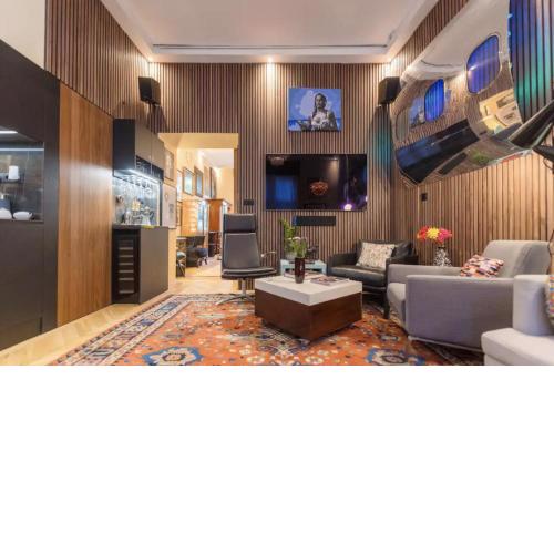 Luxury Apartment by Hi5- The Actor's Den