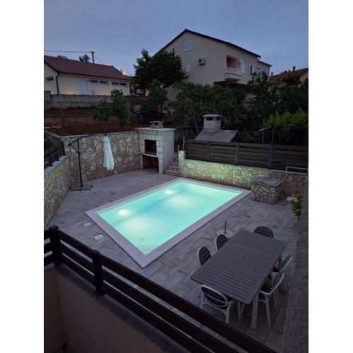 LUXURY Apartment IMOTA,with private pool,Car EVcharger