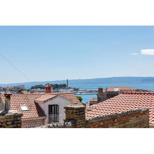 Luxury apartment in old town center with sea view