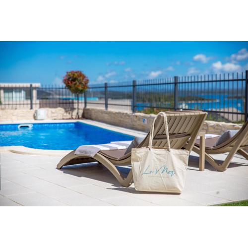 Luxury apartment La Mer with private pool and garden