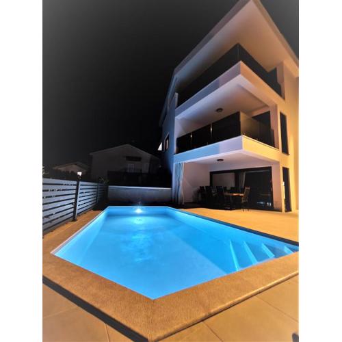 Luxury apartment Marco Polo with a private swimming pool with salt sea water