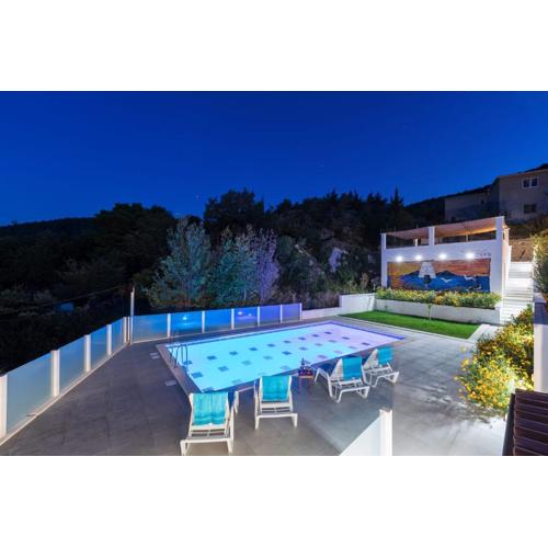 Luxury apartment Sara with heated pool