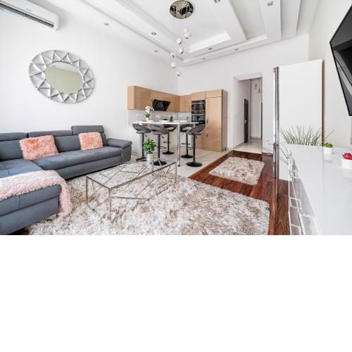 Luxury apartment with free garage and balcony in the center