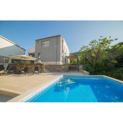 Luxury apartment with pool-The Box