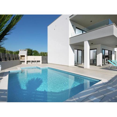 Luxury apartment with private pool near beach