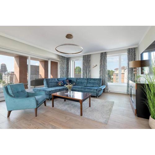 Luxury Apartment with Three Bedrooms Air Conditioning and Parking by Noclegi Renters