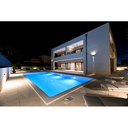 Luxury apartments Marlov with swimming pool and private parking