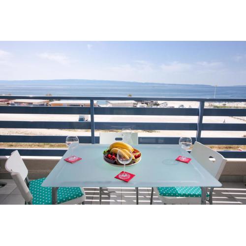 luxury beach front apt with seaside view and free parking