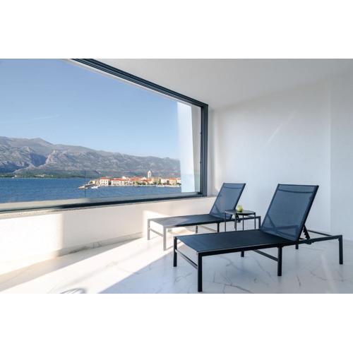 Luxury beachfront penthouse apartment with whirlpool and spacious rooftop terrace, Vinjerac