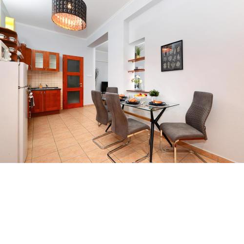 Luxury Central Apartment R161