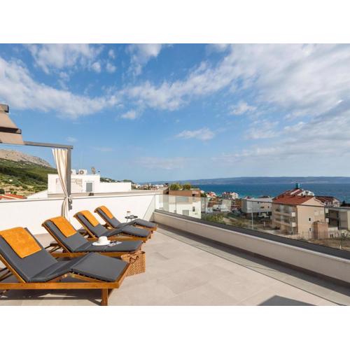 Luxury home with bubble bath near sea