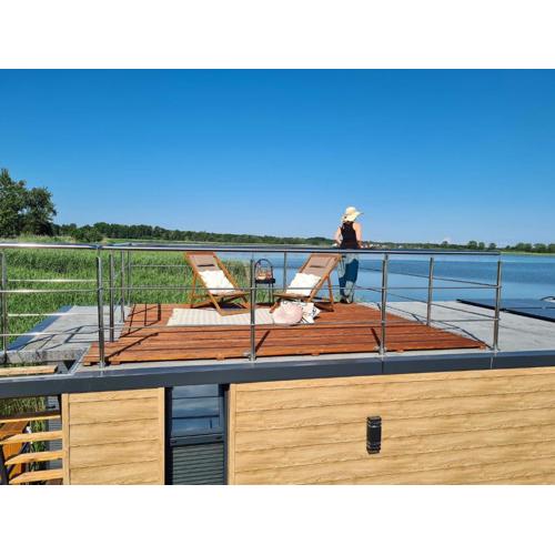 Luxury houseboat for 2 people, by the sea