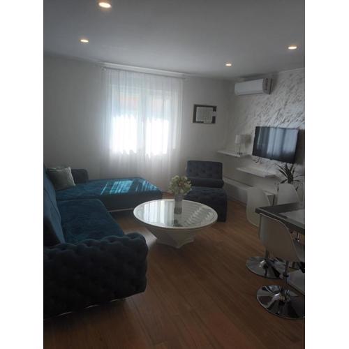 LUXURY L&F Apartments
