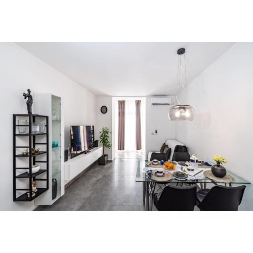Luxury Modern Condo with Garden near Old Town