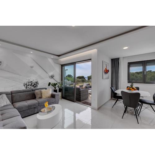 Luxury Promajna Beach Apartment