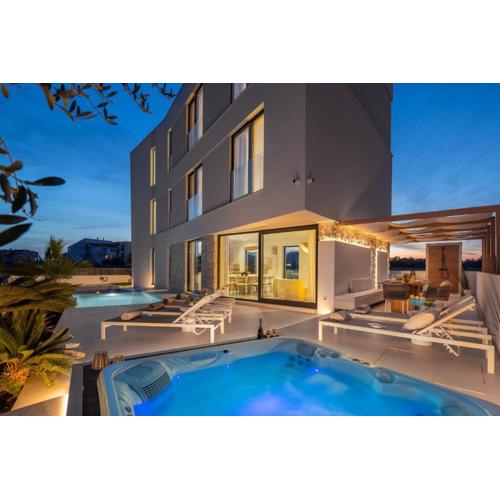 Luxury seafront Villa Noles with heated Pool, Jacuzzi, EV near Zadar