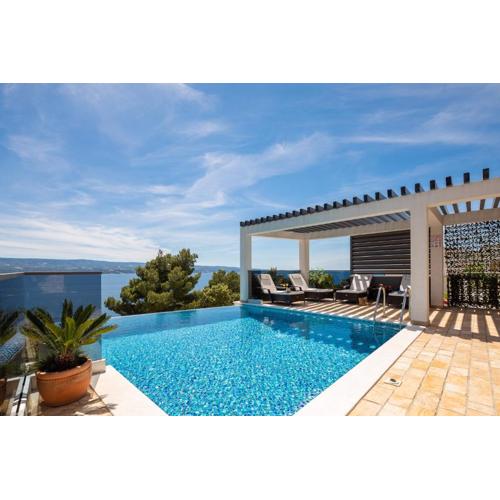 Luxury Seafront Villa with Heated Pool, Jacuzzi, Sea View, 150 m from Beach