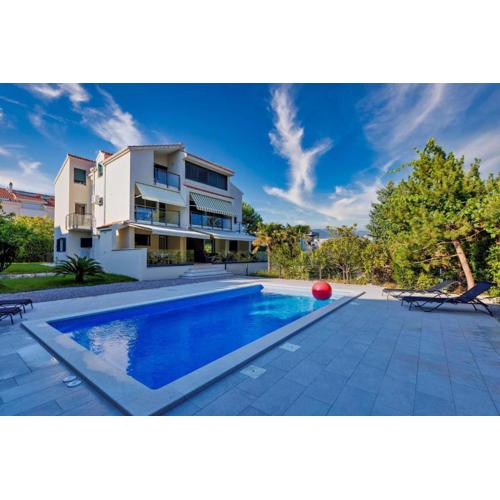 Luxury Semi-Detached House with a Pool near the Sea