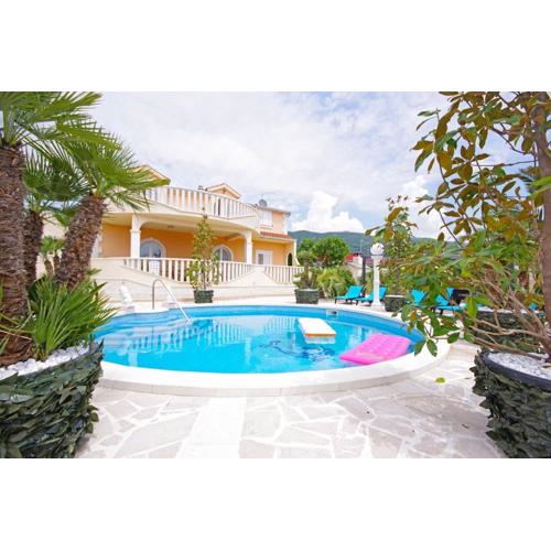 Luxury Six-Bedroom Villa with Heated Pool&Sauna