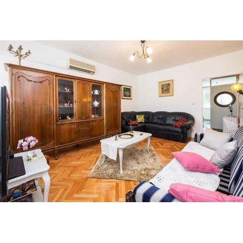 Luxury Split Center Apartment - Two Bedroom Apartment with Balcony