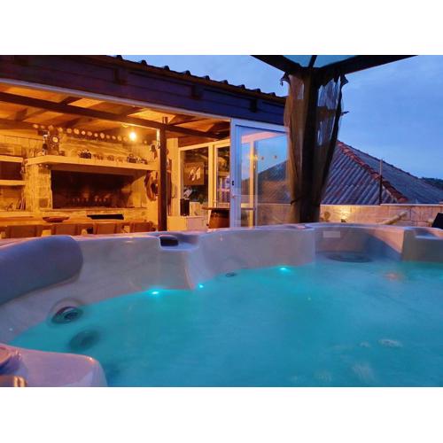 Luxury Sunrise Jacuzzi Apts, 50 m from the beach