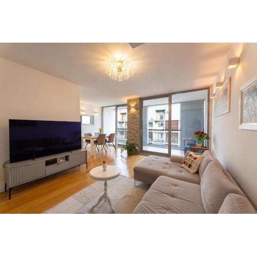 Luxury Two-story Loft near Old Town - Private Garage & Balcony