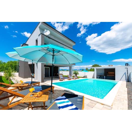 Luxury Vila Klara with heated pool, near Airport&Zadar