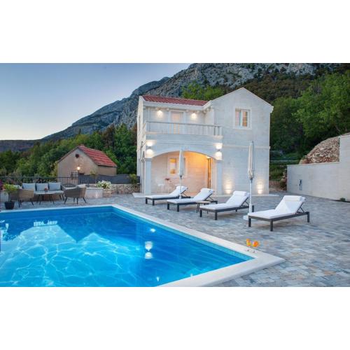 Luxury villa Atrium in Tučepi, heated pool